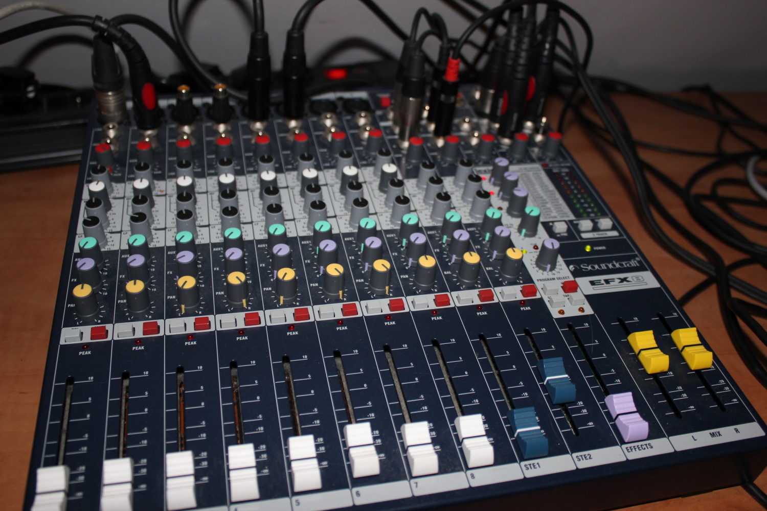 Bộ trộn âm mixer soundcraft EFX8