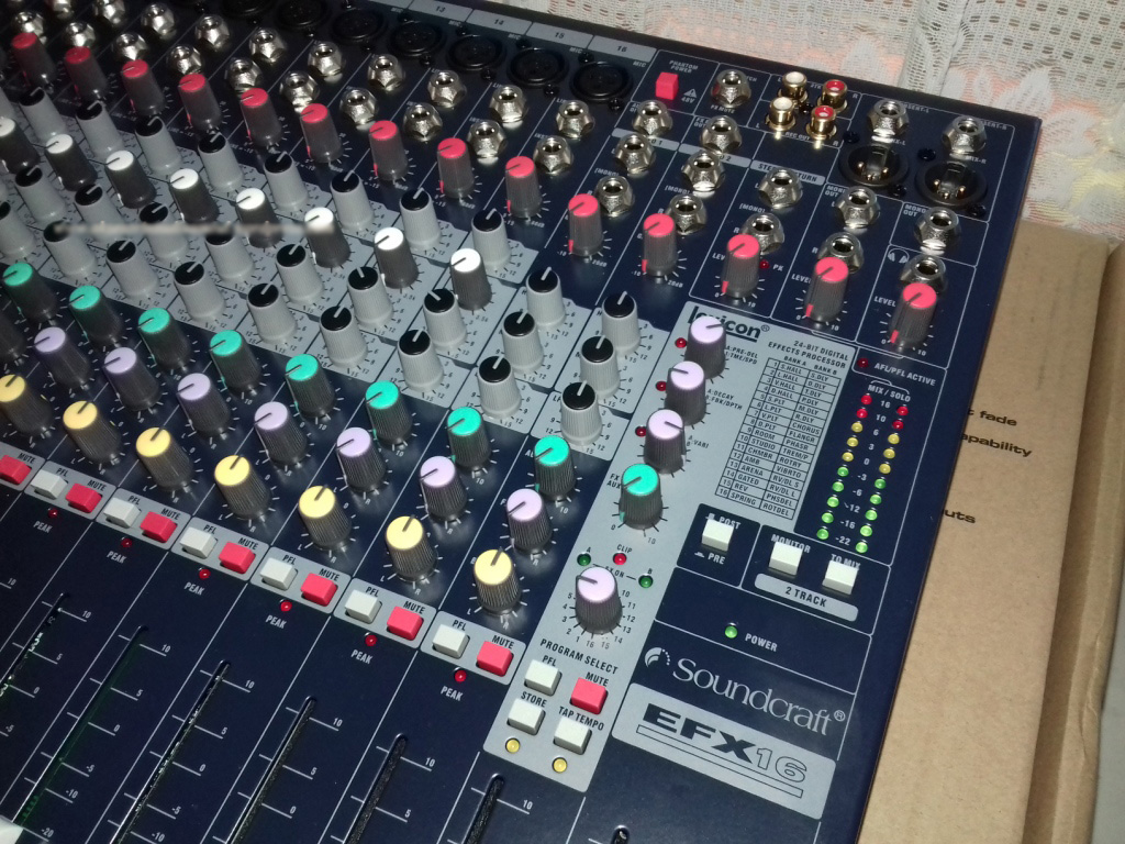 Mixer Soundcraft EFX16